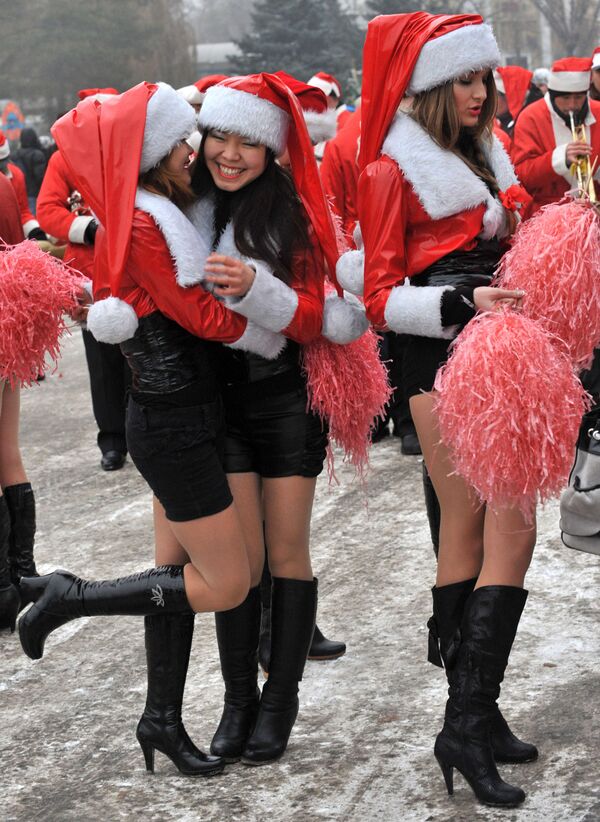 Девушки в костюмах Санта-Клауса во время новогоднего парада в Бишкеке  - Sputnik Грузия