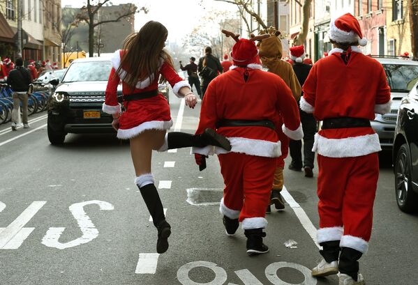 Участники рождественского парада в Нью-Йорке  - Sputnik Грузия