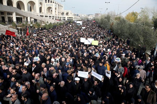 После гибели Сулеймани тысячи иранцев вышли на улицы с акциями протеста. Демонстрации проходят в различных городах и провинциях страны - Sputnik Грузия