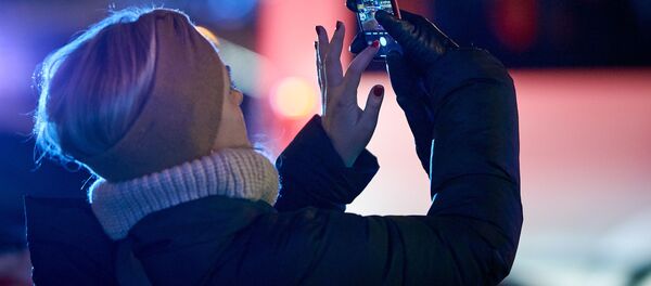 Женщина фотографирует на память старый город на смартфон - Sputnik Грузия