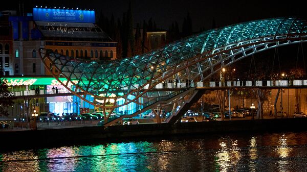Вид на город Тбилиси ночью - мост Мира и набережная Куры - Sputnik Грузия