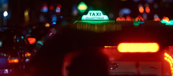 Белое такси в поиске ночных клиентов - Sputnik Грузия