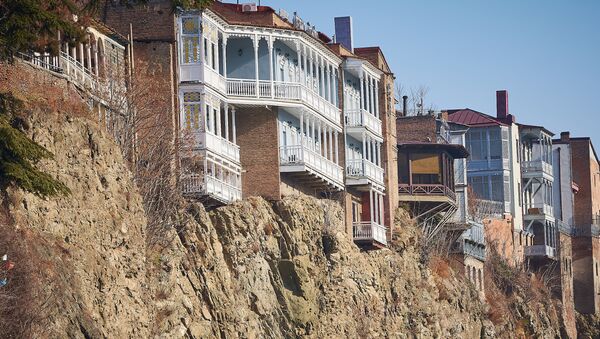 Вид на старые дома в Тбилиси на скале на набережной Куры. Тбилисский колорит - Sputnik Грузия
