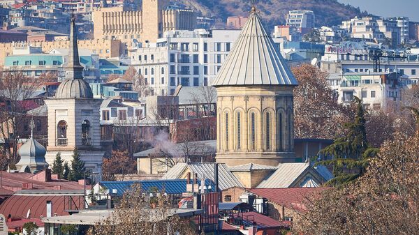 Купол церкви Сиони на фоне города Тбилиси - Sputnik Грузия