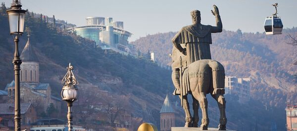 Памятник царю Вахтангу Горгасали и вид на огромную резиденцию Бидзины Иванишвили, основателя партии Грузинская мечта - Sputnik Грузия