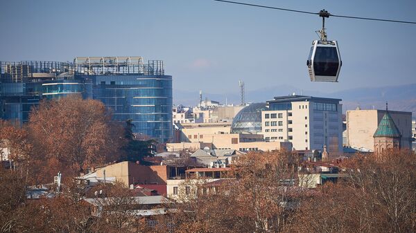 Вид на город Тбилиси и канатную дорогу - Sputnik Грузия