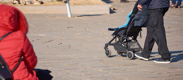 Маленький ребенок в коляске с родителями на прогулке - Sputnik Грузия