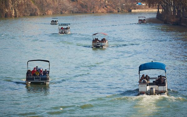 Тем временем по реке Кура одновременно плавают почти два десятка различных плавсредств. Они катают туристов за определенное денежное вознаграждение, размер которого можно значительно сократить, хорошо поторговавшись - Sputnik Грузия