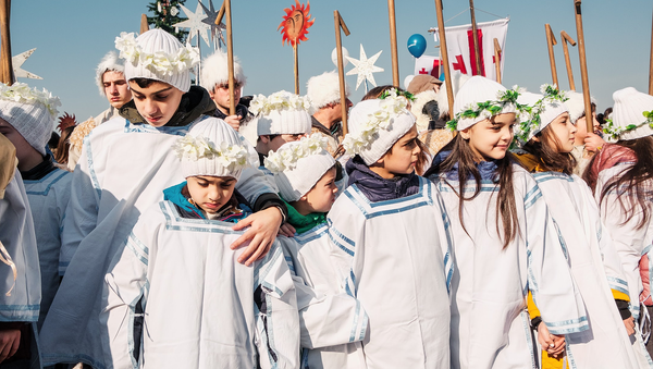 Рождественское шествие Алило в столице Грузии. Дети в костюмах ангелочков, которые несут благую весть - Sputnik Грузия