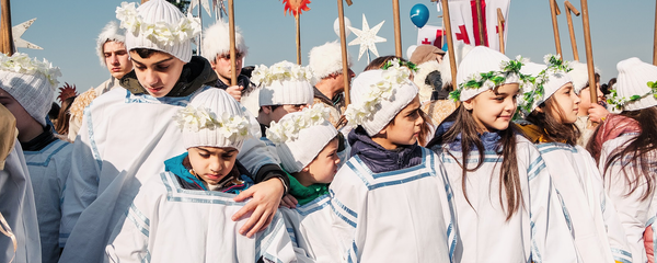 Рождественское шествие Алило в столице Грузии. Дети в костюмах ангелочков, которые несут благую весть - Sputnik Грузия