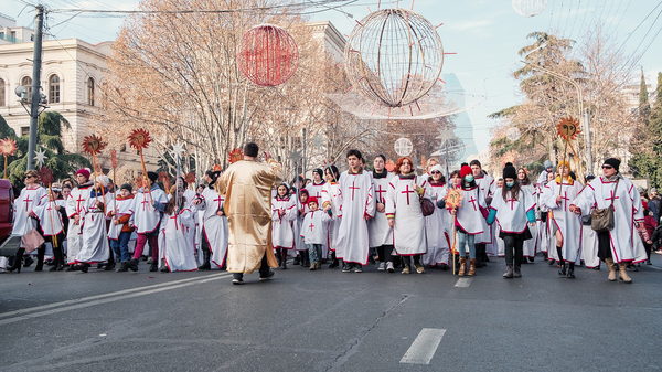 Рождественское шествие Алило в столице Грузии. Дети в костюмах ангелочков, несущих благую весть - Sputnik Грузия