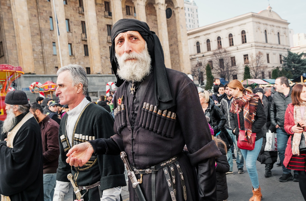 По традиции, в Тбилиси участники шествия Алило собираются на площади Первой Республики и затем проходят через весь центр города - по проспекту Руставели мимо здания парламента, по площади Свободы, по улицам Пушкина и Бараташвили - Sputnik Грузия