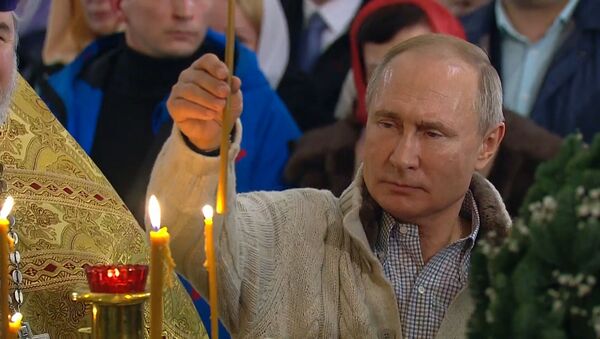 Путин и Медведев посетили рождественские богослужения - видео - Sputnik Грузия