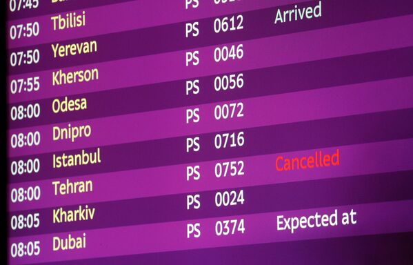 Электронное табло в аэропорту Борисполя, на котором рейс из Тегерана помечен как отмененный - Sputnik Грузия