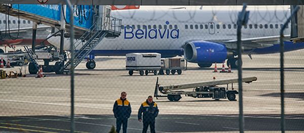 Пассажирский самолет белорусской авиакомпании Belavia в тбилисском аэропорту - Sputnik Грузия