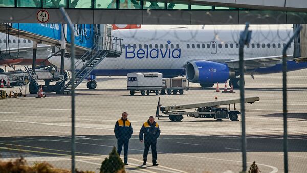 Пассажирский самолет белорусской авиакомпании Belavia в тбилисском аэропорту - Sputnik Грузия