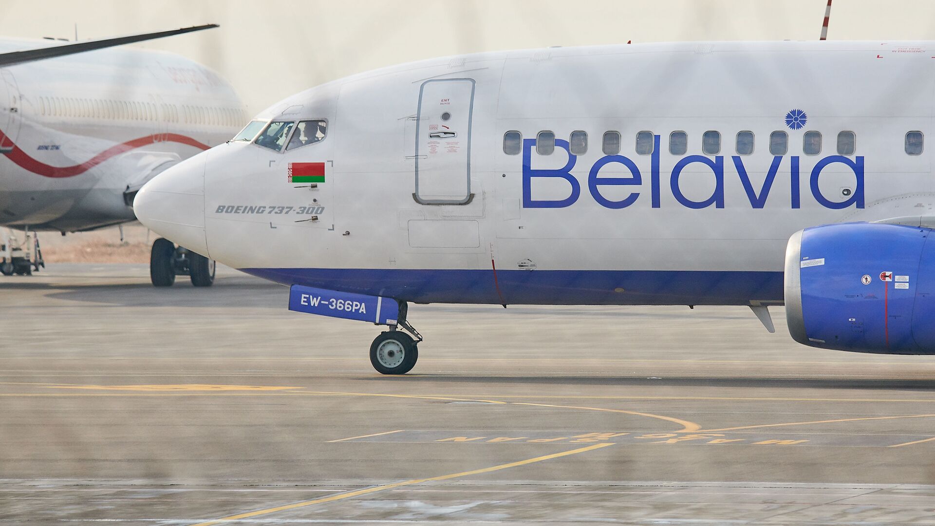 Пассажирский самолет белорусской авиакомпании Belavia в тбилисском аэропорту - Sputnik Грузия, 1920, 20.02.2023