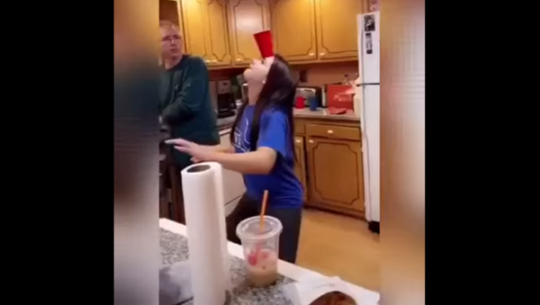 Девушка показала родителям необычный трюк со стаканом, реакция отца бесценна – видео - Sputnik Грузия
