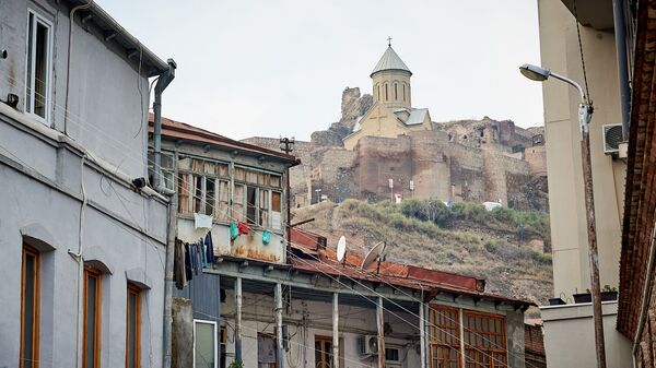 Церковь Святого Николая в крепости Нарикала в старом Тбилиси. Вид с улицы в Абанотубани - Sputnik Грузия