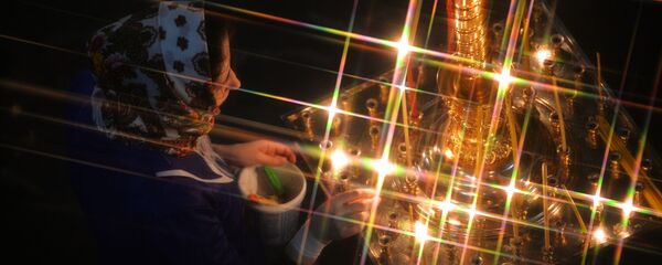 Верующая во время рождественского богослужения в соборе в Екатеринбурге - Sputnik Грузия