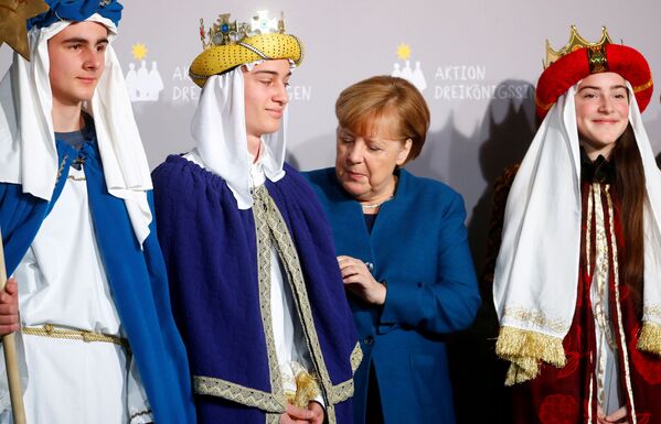 Канцлер Германии Ангела Меркель с юными артистами на приеме в ведомстве федерального канцлера  - Sputnik Грузия