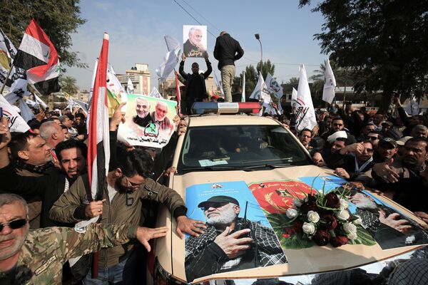 Машина с изображениями иракского военного Абу Махди аль-Мухандис во время похоронной церемонии в Багдаде - Sputnik Грузия
