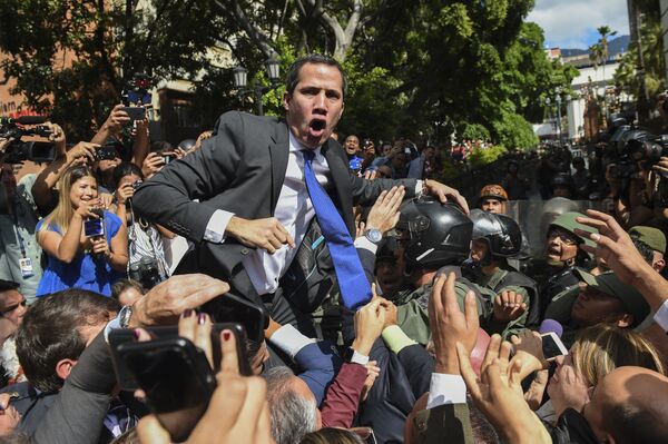 Самопровозглашенный исполняющий обязанности президента Венесуэлы Хуан Гуайдо в окружении журналистов по пути в Национальное собрание, Каракас - Sputnik Грузия