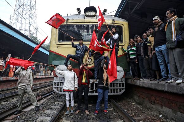 Сторонники Коммунистической партии Индии блокируют пассажирский поезд во время антиправительственной акции протеста - Sputnik Грузия