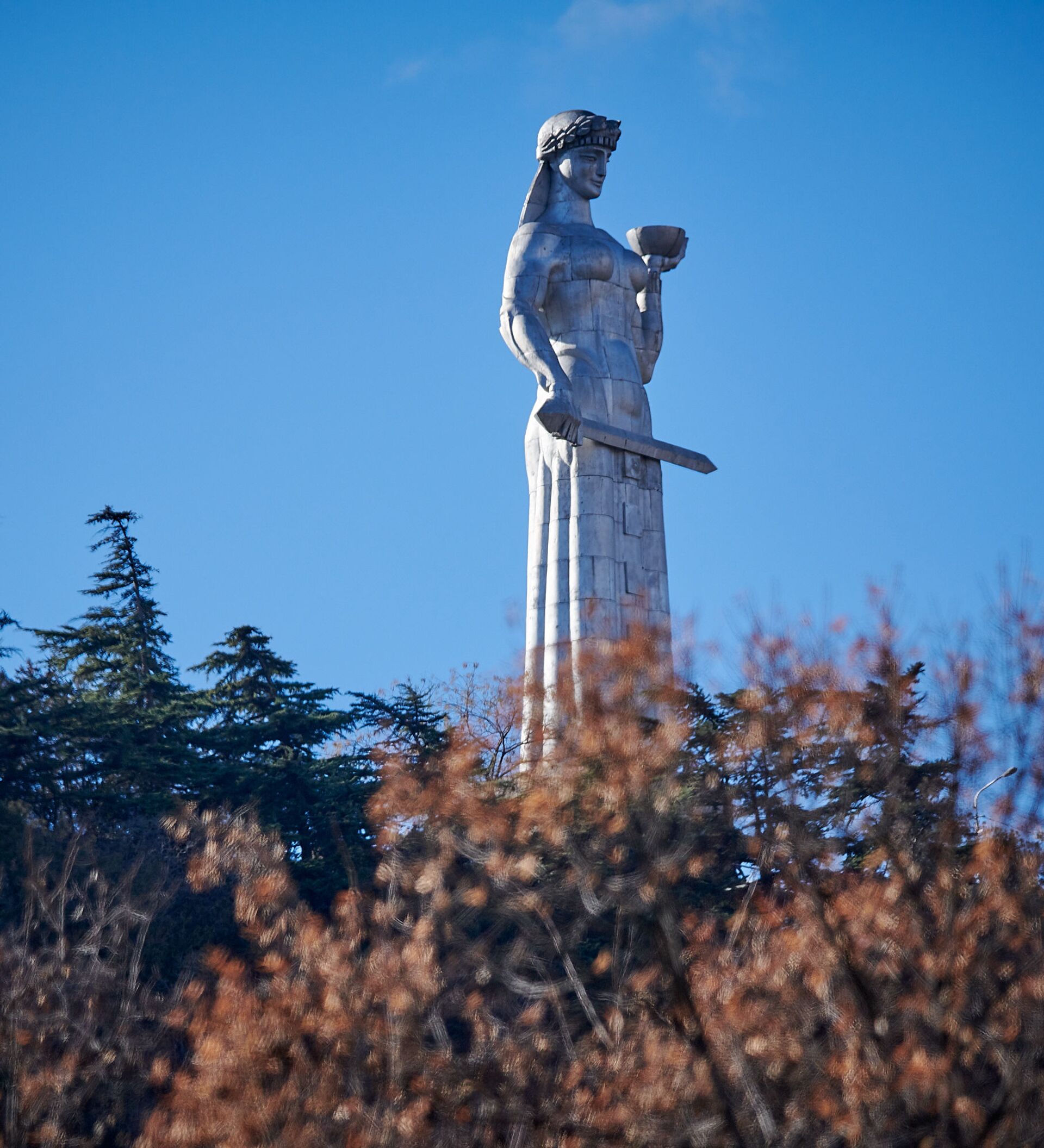 Грузинский день матери. Монумент мать Грузия. Мать Грузия памятник. Статуя мать Грузия. Грузия мать памятник в Тбилиси.