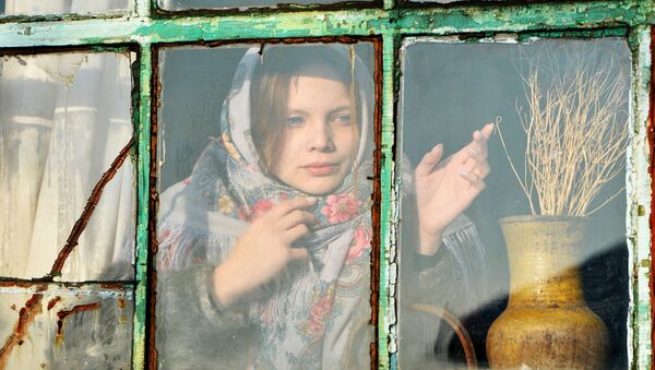 Девушка смотрит в окно во время святочных гаданий в казачьем поселке Черноречье - Sputnik Грузия