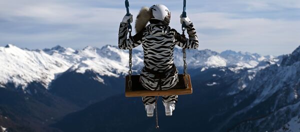 Туристка на аттракционе Качели над облаками на зимнем курорте - Sputnik Грузия