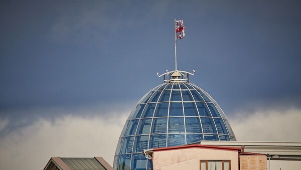 Купол Дворца церемоний на фоне грозового неба - Sputnik Грузия