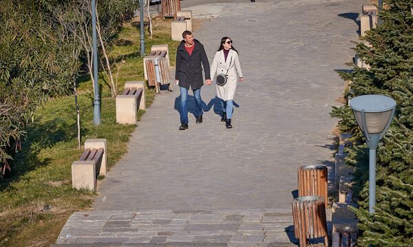 А здесь на снимке мы видим молодую пару. Они идут, держась за руки и наслаждаются городскими видами. Влюбленные прогуливаются по площади Европы, она расположена рядом с Метехским мостом, на левой набережной Куры - Sputnik Грузия