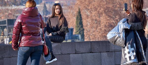 Туристы фотографируются на фоне столицы Грузии на смотровой площадке у памятника Вахтангу Горгасали - Sputnik Грузия