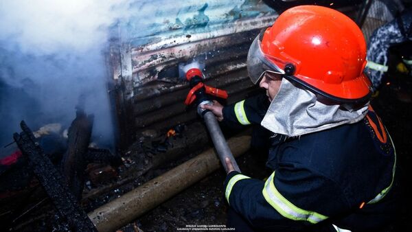Тушение пожара на складе в Тбилиси - Sputnik Грузия