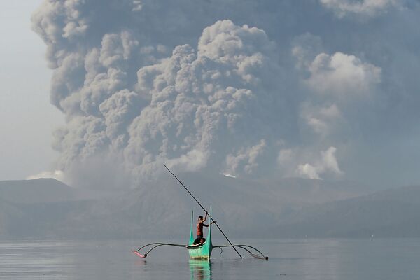 Вулкан Тааль в воскресенье выпустил в небо километровый столб пепла - Sputnik Грузия