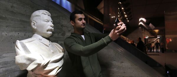 სელფი სტალინის ბიუსტის ფონზე - Sputnik საქართველო