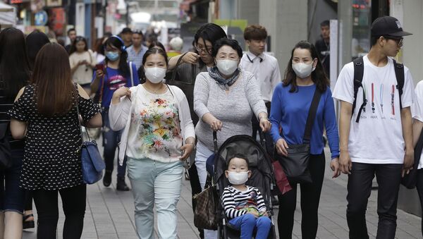 Люди в масках от гриппа идут по улице - Sputnik Грузия