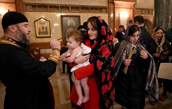 По традиции, кроме Патриарха, у малышей могут быть и другие крестные, те, кого выберут родители ребенка - Sputnik Грузия