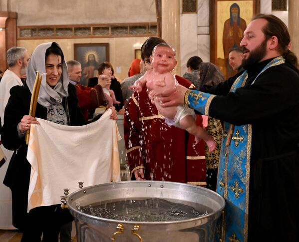 Впервые массовое крещение младенцев состоялось в Тбилиси 19 января 2008 года.

 - Sputnik Грузия
