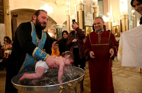 Если у вас есть трое или больше детей и вы состоите в венчанном браке, то у вас тоже есть шанс крестить свое потомство у Патриарха - Sputnik Грузия