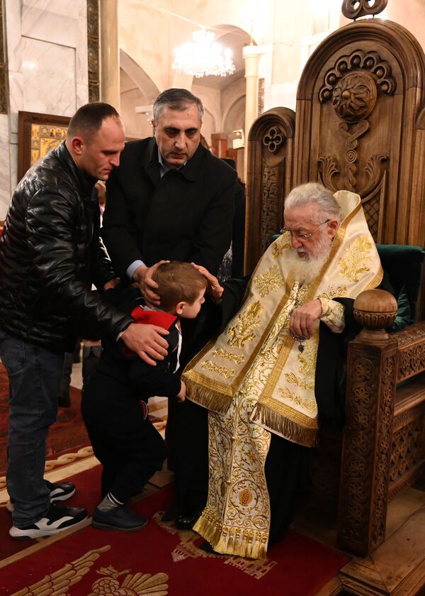 После завершения обряда крещения, Святейший благословил всех своих крестников. - Sputnik Грузия