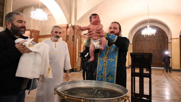 თბილისში ბავშვების საყოველთაო ნათლობა გაიმართა - Sputnik საქართველო