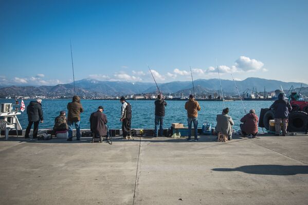 Активно работает порт, рыбаки рыбачат и всячески пытаются содержать свои семьи  - Sputnik Грузия