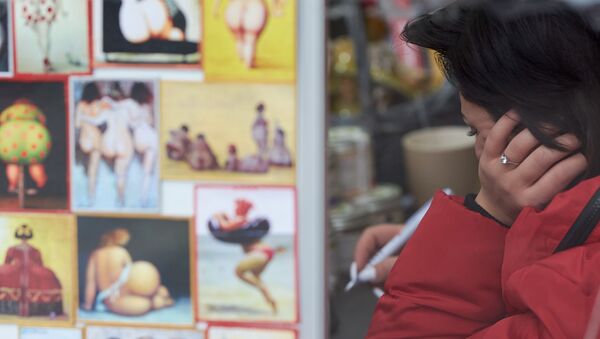 Продавщица в сувенирном магазине. Магнитики с пышными женщинами - Sputnik Грузия
