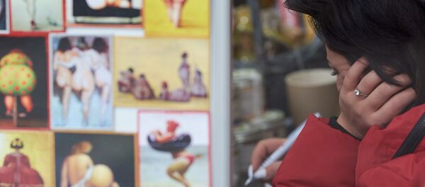 Продавщица в сувенирном магазине. Магнитики с пышными женщинами - Sputnik Грузия