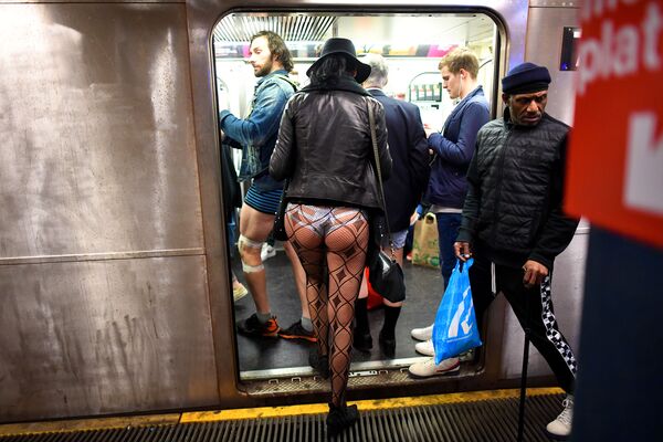 В метро без штанов - ежегодный флешмоб, проходящий в январе, во время которого люди ездят на метро, не надевая штаны и юбки, и при этом стараются вести себя естественно - Sputnik Грузия