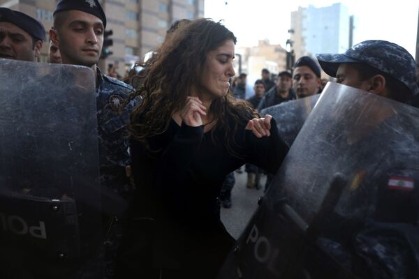 В столице Ливана, Бейруте, протестующие атакуют отделения банков. Таким образом они выражают недовольство ограничениям на снятие денег - Sputnik Грузия