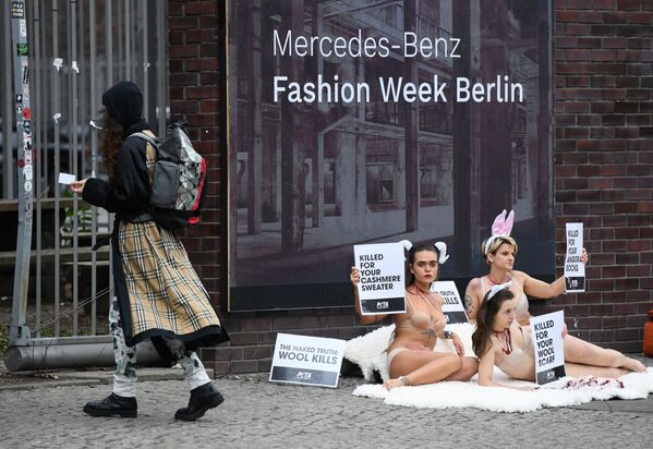 Активисты во время Берлинской недели моды  - Sputnik Грузия