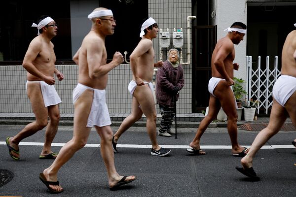 Хадака-мацури - японский фестиваль, в котором участники надевают на себя минимальное количество одежды. Шествия Хадака-мацури проводятся в десятках мест по всей Японии ежегодно, обычно летом или зимой - Sputnik Грузия